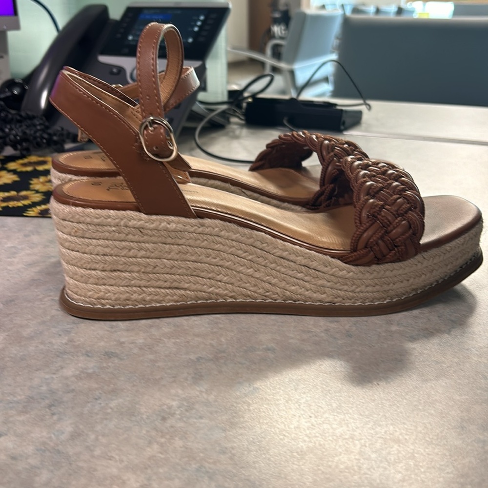 Nwot Time And Tru Memory Foam Sandals Size 10 - image 3